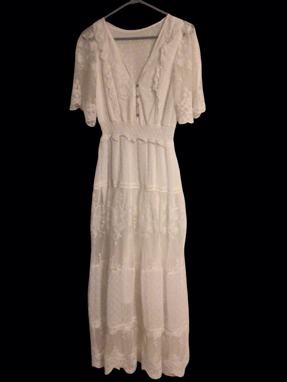 EUC..Womens Delicate lace dress. Includes lining. SZ MED